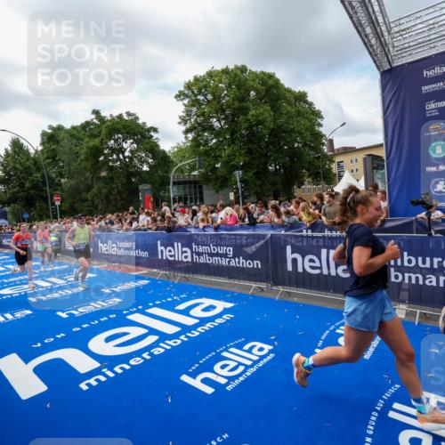 29.06.2025 - hella hamburg halbmarathon Zöllner http://msf.ph/oto/8408167 29.06.2025 10:42:57 Ziel 4823, 5011, 5477, 13398, 14447, 14849, 15297, 15301, 15851, 18559, 18659 meine-sportfotos.de