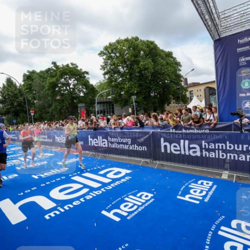 29.06.2025 - hella hamburg halbmarathon Zöllner http://msf.ph/oto/8408184 29.06.2025 10:42:58 Ziel 4823, 5011, 5477, 7035, 13398, 14447, 14849, 18559, 18659 meine-sportfotos.de