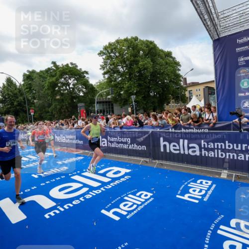 29.06.2025 - hella hamburg halbmarathon Zöllner http://msf.ph/oto/8408190 29.06.2025 10:42:58 Ziel 4823, 5011, 5477, 7035, 13398, 14447, 14849, 18559, 18659 meine-sportfotos.de