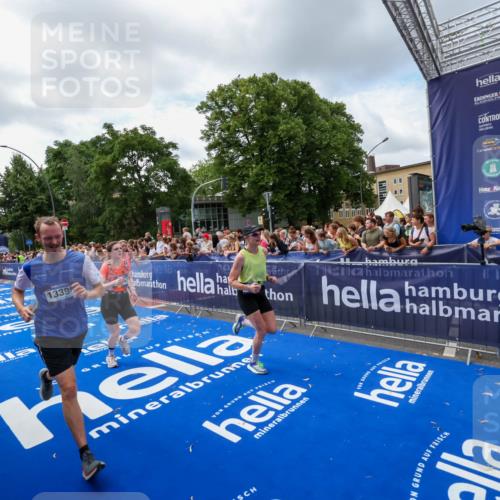 29.06.2025 - hella hamburg halbmarathon Zöllner http://msf.ph/oto/8408194 29.06.2025 10:42:58 Ziel 4823, 5011, 5477, 7035, 13398, 14447, 14849, 18559, 18659 meine-sportfotos.de