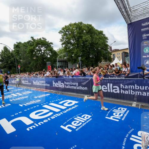 29.06.2025 - hella hamburg halbmarathon Zöllner http://msf.ph/oto/8408211 29.06.2025 10:42:59 Ziel 4823, 5011, 5477, 7035, 8218, 9364, 13398, 14447, 14849, 18559, 18659 meine-sportfotos.de