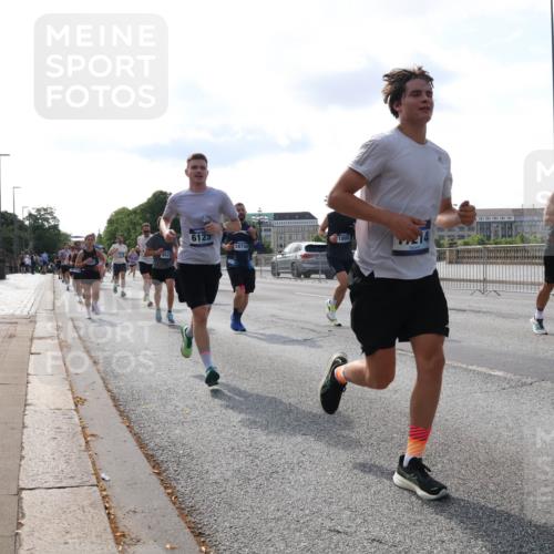 29.06.2025 - hella hamburg halbmarathon Lena Gebhardt http://msf.ph/oto/8408216 29.06.2025 09:49:53 Lombardsbrücke 6123, 18734, 214, 1343, 1445, 1615, 1675, 1800, 1975, 2324, 2415, 2573, 2750, 2949, 2980, 3136, 3282, 3431, 3530, 4148, 4303, 4318, 4425, 4528, 4766, 5248, 5409, 6095, 6123, 6682, 7035, 7229, 7495, 7796, 8370, 8465, 8629, 8925, 9264, 9265, 9294, 9296, 9686, 9711, 9914, 9979, 10680, 10894, 10930, 11765, 12327, 12554, 12839, 13141, 13457, 13800, 14077, 14204, 14359, 14374, 14560, 14629, 14667, 14688, 14789, 15094 meine-sportfotos.de