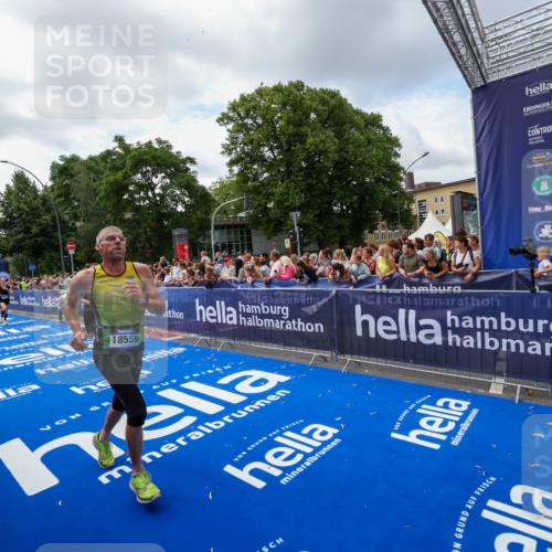 29.06.2025 - hella hamburg halbmarathon Zöllner http://msf.ph/oto/8408234 29.06.2025 10:43:00 Ziel 4823, 5477, 7035, 8218, 9364, 14849, 18559, 18659 meine-sportfotos.de