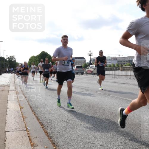 29.06.2025 - hella hamburg halbmarathon Lena Gebhardt http://msf.ph/oto/8408244 29.06.2025 09:49:53 Lombardsbrücke 4528, 6123, 1800, 17214, 1343, 1445, 1615, 1675, 1800, 1975, 2324, 2415, 2573, 2750, 2949, 2980, 3136, 3282, 3431, 3530, 4148, 4303, 4318, 4425, 4528, 4766, 5248, 5409, 6095, 6123, 6682, 7035, 7229, 7495, 7796, 8370, 8465, 8629, 8925, 9264, 9265, 9294, 9296, 9686, 9711, 9914, 9979, 10680, 10894, 10930, 11765, 12327, 12554, 12839, 13141, 13457, 13800, 14077, 14204, 14359, 14374, 14560, 14629, 14667, 14688, 14789, 15094 meine-sportfotos.de