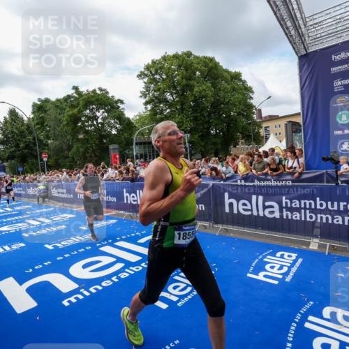 29.06.2025 - hella hamburg halbmarathon Zöllner http://msf.ph/oto/8408249 29.06.2025 10:43:01 Ziel 4823, 7035, 8218, 9364, 10469, 14849, 18559, 18659 meine-sportfotos.de
