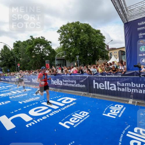 29.06.2025 - hella hamburg halbmarathon Zöllner http://msf.ph/oto/8408270 29.06.2025 10:43:02 Ziel 4823, 7035, 8218, 9364, 10469, 14849, 18659 meine-sportfotos.de