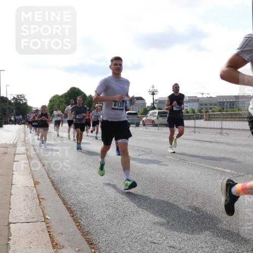 29.06.2025 - hella hamburg halbmarathon Lena Gebhardt http://msf.ph/oto/8408271 29.06.2025 09:49:54 Lombardsbrücke 4528, 6123, 1800, 17214, 1343, 1445, 1615, 1675, 1800, 1803, 1975, 2324, 2415, 2573, 2750, 2949, 3136, 3282, 3431, 3530, 4148, 4303, 4318, 4425, 4528, 5248, 5409, 6095, 6123, 6682, 6704, 7035, 7229, 7495, 7774, 7796, 8370, 8465, 8629, 8925, 9264, 9265, 9294, 9296, 9686, 9711, 9914, 9979, 10680, 10894, 10930, 11765, 12327, 12554, 12839, 13141, 13457, 13800, 14077, 14204, 14359, 14374, 14560, 14629, 14667, 14688, 14789, 15094 meine-sportfotos.de