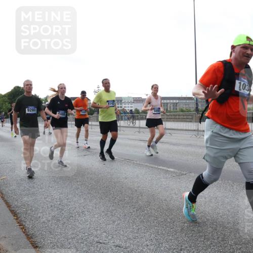 29.06.2025 - hella hamburg halbmarathon Lena Gebhardt http://msf.ph/oto/8408274 29.06.2025 10:04:08 Lombardsbrücke 18111, 9280, 4488, 6142, 3488, 5058, 103, 1032, 1355, 1367, 1674, 2277, 2979, 3488, 4095, 4488, 4587, 5058, 5354, 5363, 5365, 5396, 5613, 5976, 6142, 6706, 6709, 7006, 7017, 7306, 7485, 8177, 8217, 8421, 8422, 8423, 8469, 8484, 8727, 9280, 9526, 9899, 10756, 10962, 11402, 11511, 11582, 11614, 12004, 12005, 12336, 12653, 12998, 13173, 13583, 14340, 14436, 14917, 15520, 15525, 15678, 16099, 16113, 16621, 16989, 17071, 17098, 17437 meine-sportfotos.de