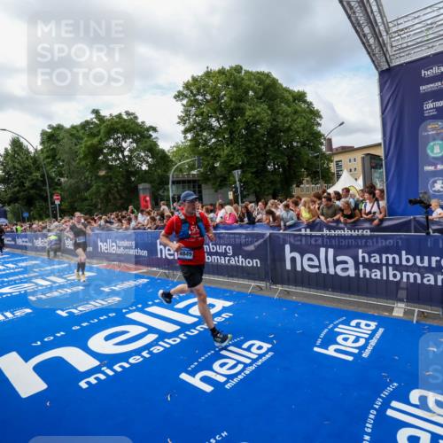 29.06.2025 - hella hamburg halbmarathon Zöllner http://msf.ph/oto/8408277 29.06.2025 10:43:02 Ziel 4823, 7035, 8218, 9364, 10469, 14849, 18659 meine-sportfotos.de