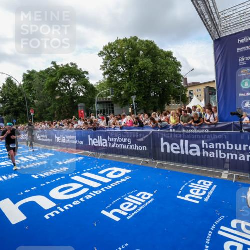 29.06.2025 - hella hamburg halbmarathon Zöllner http://msf.ph/oto/8408292 29.06.2025 10:43:05 Ziel 4229, 4823, 6721, 7035, 8218, 9364, 9833, 10469, 12657, 12723, 12776, 12839, 17177, 19038 meine-sportfotos.de