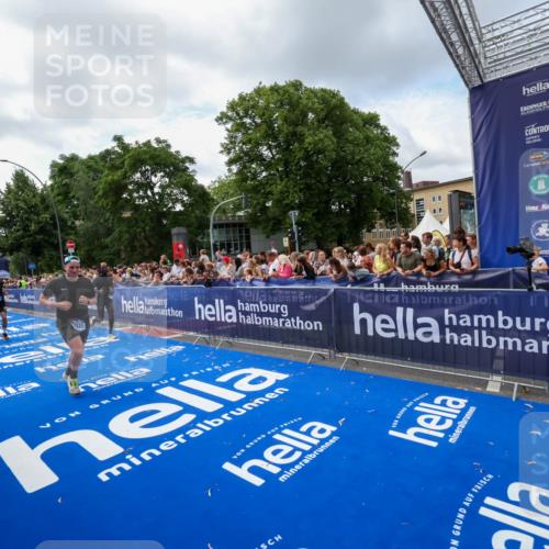 29.06.2025 - hella hamburg halbmarathon Zöllner http://msf.ph/oto/8408310 29.06.2025 10:43:05 Ziel 4229, 4823, 6721, 7035, 8218, 9364, 9833, 10469, 12657, 12723, 12776, 12839, 17177, 19038 meine-sportfotos.de