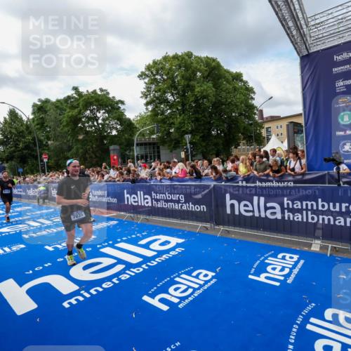 29.06.2025 - hella hamburg halbmarathon Zöllner http://msf.ph/oto/8408319 29.06.2025 10:43:05 Ziel 4229, 4823, 6721, 7035, 8218, 9364, 9833, 10469, 12657, 12723, 12776, 12839, 17177, 19038 meine-sportfotos.de