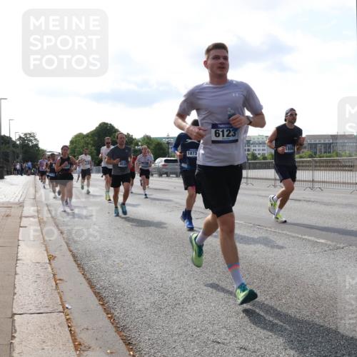 29.06.2025 - hella hamburg halbmarathon Lena Gebhardt http://msf.ph/oto/8408324 29.06.2025 09:49:54 Lombardsbrücke 4528, 1873, 6123, 1343, 1445, 1615, 1675, 1800, 1803, 1975, 2324, 2415, 2573, 2750, 2949, 3136, 3282, 3431, 3530, 4148, 4303, 4318, 4425, 4528, 5248, 5409, 6095, 6123, 6682, 6704, 7035, 7229, 7495, 7774, 7796, 8370, 8465, 8629, 8925, 9264, 9265, 9294, 9296, 9686, 9711, 9914, 9979, 10680, 10894, 10930, 11765, 12327, 12554, 12839, 13141, 13457, 13800, 14077, 14204, 14359, 14374, 14560, 14629, 14667, 14688, 14789, 15094 meine-sportfotos.de