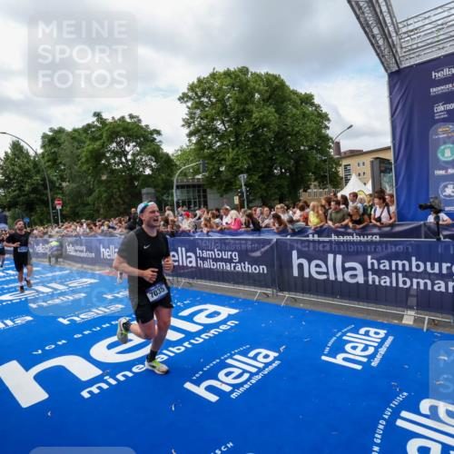 29.06.2025 - hella hamburg halbmarathon Zöllner http://msf.ph/oto/8408326 29.06.2025 10:43:06 Ziel 4229, 6721, 7035, 7451, 8218, 9364, 9833, 10469, 12657, 12723, 12776, 12839, 17177, 19038 meine-sportfotos.de
