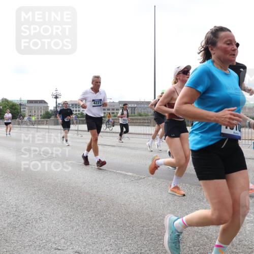 29.06.2025 - hella hamburg halbmarathon Lena Gebhardt http://msf.ph/oto/8408336 29.06.2025 10:24:46 Lombardsbrücke 3132, 4221, 1064, 1352, 1395, 1740, 2108, 2132, 2249, 2280, 2477, 2944, 3053, 3099, 3113, 3132, 3421, 3786, 4008, 4010, 4111, 4162, 4221, 4444, 4464, 4719, 5126, 5138, 5829, 5830, 6261, 6478, 6524, 6526, 6570, 7528, 7778, 7975, 8167, 8297, 9063, 9573, 10907, 11400, 11651, 11816, 11817, 12070, 12303, 13111, 13113, 13380, 13573, 13638, 13711, 14143, 14898, 15124, 15942, 15975, 17185, 17535, 17954, 18194, 18198 meine-sportfotos.de