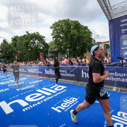 29.06.2025 - hella hamburg halbmarathon Zöllner http://msf.ph/oto/8408340 29.06.2025 10:43:06 Ziel 4229, 6721, 7035, 7451, 8218, 9364, 9833, 10469, 12657, 12723, 12776, 12839, 17177, 19038 meine-sportfotos.de
