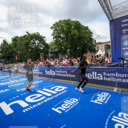 29.06.2025 - hella hamburg halbmarathon Zöllner http://msf.ph/oto/8408347 29.06.2025 10:43:07 Ziel 4229, 6721, 7035, 7451, 8218, 9364, 9833, 10469, 12657, 12723, 12776, 12839, 15255, 17177, 19038 meine-sportfotos.de