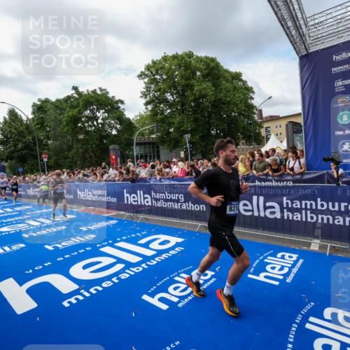 29.06.2025 - hella hamburg halbmarathon Zöllner http://msf.ph/oto/8408351 29.06.2025 10:43:07 Ziel 4229, 6721, 7035, 7451, 8218, 9364, 9833, 10469, 12657, 12723, 12776, 12839, 15255, 17177, 19038 meine-sportfotos.de