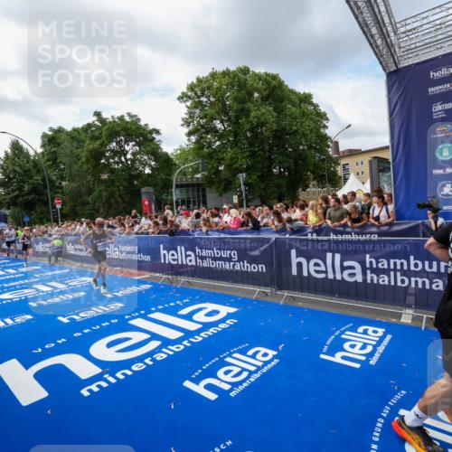 29.06.2025 - hella hamburg halbmarathon Zöllner http://msf.ph/oto/8408359 29.06.2025 10:43:08 Ziel 4229, 6721, 7451, 8218, 9364, 9833, 10469, 12153, 12657, 12723, 12776, 12839, 15255, 17177, 19038 meine-sportfotos.de
