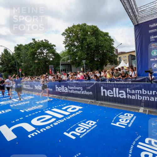 29.06.2025 - hella hamburg halbmarathon Zöllner http://msf.ph/oto/8408377 29.06.2025 10:43:10 Ziel 4229, 6721, 7026, 7451, 9833, 10251, 10469, 11177, 12153, 12657, 12723, 12776, 12839, 15255, 17177, 19038 meine-sportfotos.de