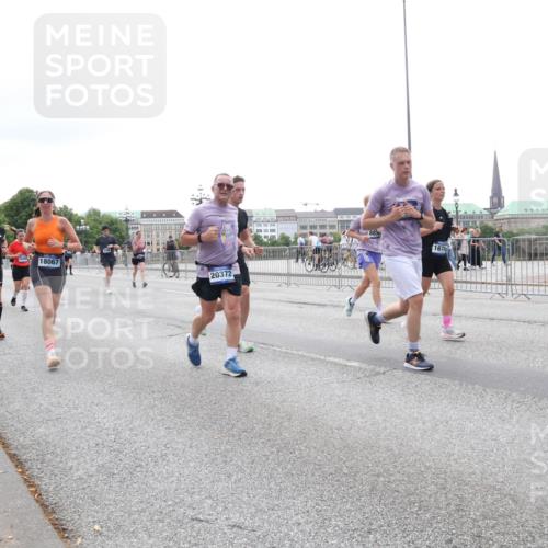 29.06.2025 - hella hamburg halbmarathon Lena Gebhardt http://msf.ph/oto/8408380 29.06.2025 10:50:42 Lombardsbrücke 18067, 20372, 1674, 1129, 1208, 1259, 1828, 1930, 2047, 2200, 2358, 2859, 3184, 3203, 3229, 3647, 3680, 3710, 3805, 3838, 3897, 4168, 4642, 4695, 4771, 4848, 4961, 5119, 5131, 6178, 6680, 7133, 7141, 7161, 7505, 7677, 7825, 7938, 8200, 8299, 8779, 8833, 8834, 8986, 9096, 9168, 9933, 10029, 10286, 10437, 10552, 10614, 10636, 10744, 11426, 11577, 11696, 11716, 12079, 12392, 12393, 13887, 14102, 14144, 14534, 14591, 14940, 15017, 15230, 15416 meine-sportfotos.de