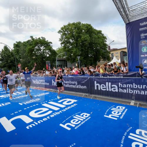 29.06.2025 - hella hamburg halbmarathon Zöllner http://msf.ph/oto/8408392 29.06.2025 10:43:10 Ziel 4229, 6721, 7026, 7451, 9833, 10251, 10469, 11177, 12153, 12657, 12723, 12776, 12839, 15255, 17177, 19038 meine-sportfotos.de