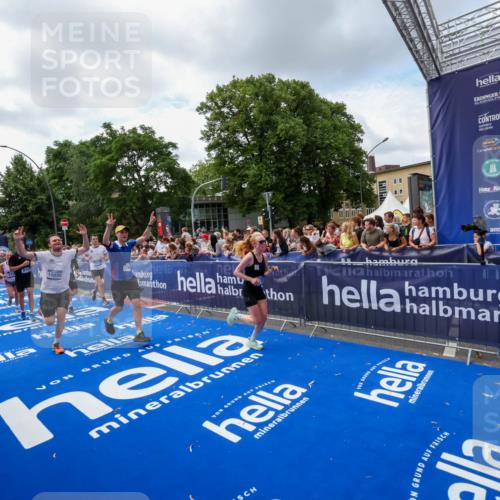 29.06.2025 - hella hamburg halbmarathon Zöllner http://msf.ph/oto/8408396 29.06.2025 10:43:11 Ziel 4229, 6721, 7026, 7093, 7451, 9833, 10251, 11177, 12153, 12657, 12723, 12776, 12839, 15255, 15706, 17177, 19038 meine-sportfotos.de