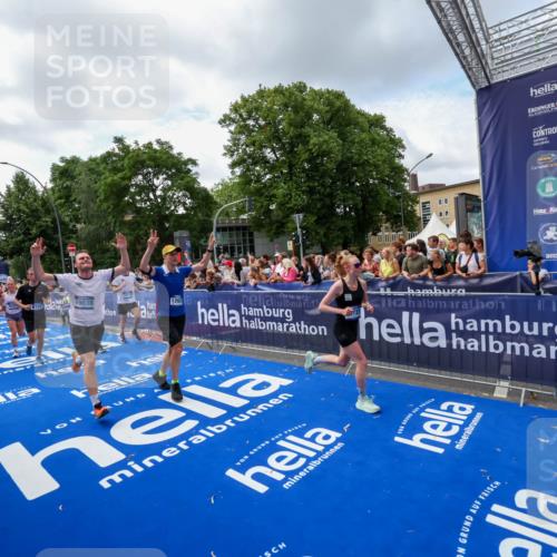 29.06.2025 - hella hamburg halbmarathon Zöllner http://msf.ph/oto/8408403 29.06.2025 10:43:11 Ziel 4229, 6721, 7026, 7093, 7451, 9833, 10251, 11177, 12153, 12657, 12723, 12776, 12839, 15255, 15706, 17177, 19038 meine-sportfotos.de