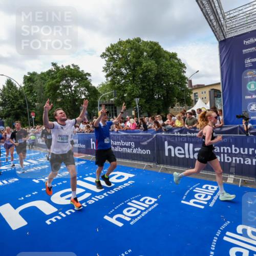 29.06.2025 - hella hamburg halbmarathon Zöllner http://msf.ph/oto/8408410 29.06.2025 10:43:11 Ziel 4229, 6721, 7026, 7093, 7451, 9833, 10251, 11177, 12153, 12657, 12723, 12776, 12839, 15255, 15706, 17177, 19038 meine-sportfotos.de
