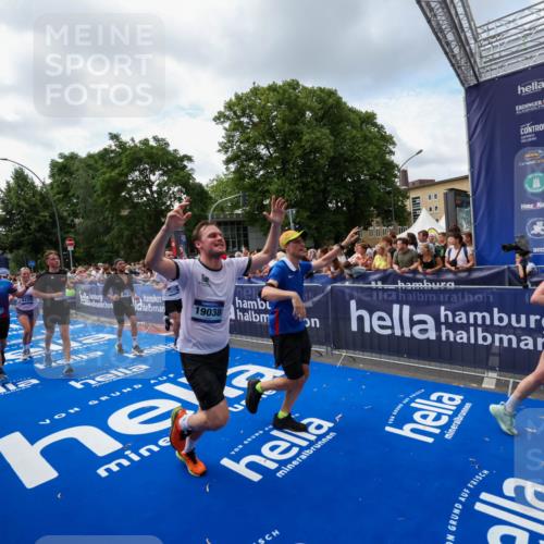 29.06.2025 - hella hamburg halbmarathon Zöllner http://msf.ph/oto/8408418 29.06.2025 10:43:11 Ziel 4229, 6721, 7026, 7093, 7451, 9833, 10251, 11177, 12153, 12657, 12723, 12776, 12839, 15255, 15706, 17177, 19038 meine-sportfotos.de