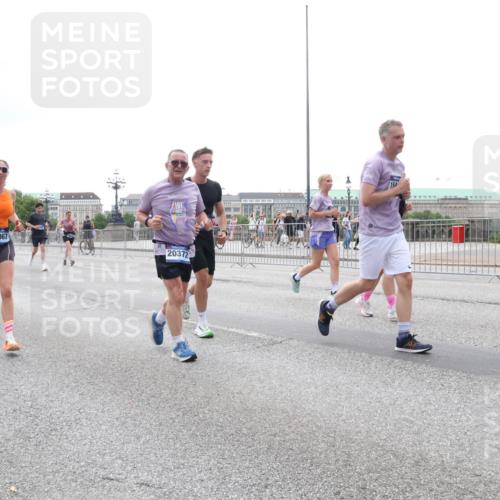 29.06.2025 - hella hamburg halbmarathon Lena Gebhardt http://msf.ph/oto/8408419 29.06.2025 10:50:42 Lombardsbrücke 18483, 18067, 20372, 15, 1129, 1208, 1259, 1828, 1930, 2047, 2200, 2358, 2859, 3184, 3203, 3229, 3647, 3680, 3710, 3805, 3838, 3897, 4168, 4642, 4695, 4771, 4848, 4961, 5119, 5131, 6178, 6680, 7133, 7141, 7161, 7505, 7677, 7825, 7938, 8200, 8299, 8779, 8833, 8834, 8986, 9096, 9168, 9933, 10029, 10286, 10437, 10552, 10614, 10636, 10744, 11426, 11577, 11696, 11716, 12079, 12392, 12393, 13887, 14102, 14144, 14534, 14591, 14940, 15017, 15230, 15416 meine-sportfotos.de