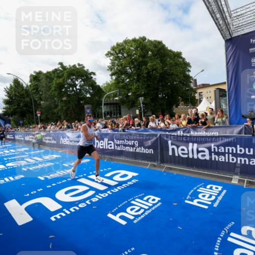 29.06.2025 - hella hamburg halbmarathon Zöllner http://msf.ph/oto/8408422 29.06.2025 10:17:58 Ziel 14932, 15166 meine-sportfotos.de