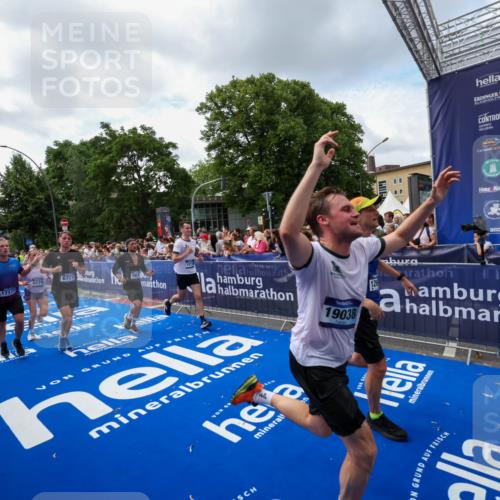 29.06.2025 - hella hamburg halbmarathon Zöllner http://msf.ph/oto/8408426 29.06.2025 10:43:12 Ziel 1675, 4229, 6721, 7026, 7093, 7451, 9833, 10251, 11177, 12153, 12657, 12723, 12776, 12839, 15255, 15706, 17177, 18304, 19038 meine-sportfotos.de