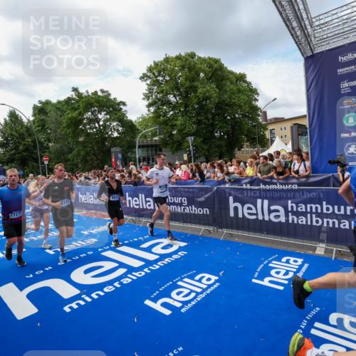 29.06.2025 - hella hamburg halbmarathon Zöllner http://msf.ph/oto/8408435 29.06.2025 10:43:12 Ziel 1675, 4229, 6721, 7026, 7093, 7451, 9833, 10251, 11177, 12153, 12657, 12723, 12776, 12839, 15255, 15706, 17177, 18304, 19038 meine-sportfotos.de