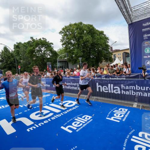 29.06.2025 - hella hamburg halbmarathon Zöllner http://msf.ph/oto/8408447 29.06.2025 10:43:12 Ziel 1675, 4229, 6721, 7026, 7093, 7451, 9833, 10251, 11177, 12153, 12657, 12723, 12776, 12839, 15255, 15706, 17177, 18304, 19038 meine-sportfotos.de