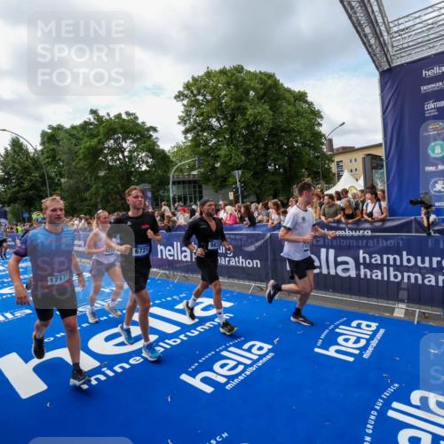 29.06.2025 - hella hamburg halbmarathon Zöllner http://msf.ph/oto/8408454 29.06.2025 10:43:12 Ziel 1675, 4229, 6721, 7026, 7093, 7451, 9833, 10251, 11177, 12153, 12657, 12723, 12776, 12839, 15255, 15706, 17177, 18304, 19038 meine-sportfotos.de