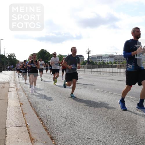 29.06.2025 - hella hamburg halbmarathon Lena Gebhardt http://msf.ph/oto/8408468 29.06.2025 09:49:55 Lombardsbrücke 8925, 1345, 4528, 18734, 1343, 1445, 1615, 1675, 1800, 1803, 1975, 2324, 2415, 2573, 2750, 2949, 3136, 3282, 3431, 3530, 4148, 4303, 4318, 4425, 4528, 5248, 5409, 6095, 6123, 6682, 6704, 7035, 7229, 7495, 7774, 7796, 8370, 8465, 8629, 8925, 9264, 9265, 9294, 9296, 9686, 9711, 9914, 9979, 10680, 10894, 10930, 11765, 12327, 12540, 12554, 12839, 13141, 13457, 13800, 14077, 14204, 14359, 14374, 14560, 14629, 14688, 14789, 15094 meine-sportfotos.de