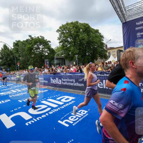 29.06.2025 - hella hamburg halbmarathon Zöllner http://msf.ph/oto/8408476 29.06.2025 10:43:13 Ziel 1675, 4229, 6721, 7026, 7093, 7451, 9833, 10251, 11177, 12153, 12776, 12839, 15255, 15706, 17177, 18304 meine-sportfotos.de