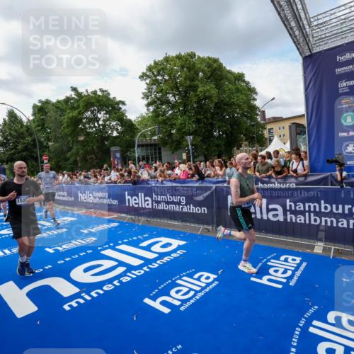 29.06.2025 - hella hamburg halbmarathon Zöllner http://msf.ph/oto/8408487 29.06.2025 10:43:14 Ziel 1675, 4229, 6721, 7026, 7093, 7451, 9833, 10251, 11177, 12153, 15255, 15706, 17177, 18304 meine-sportfotos.de