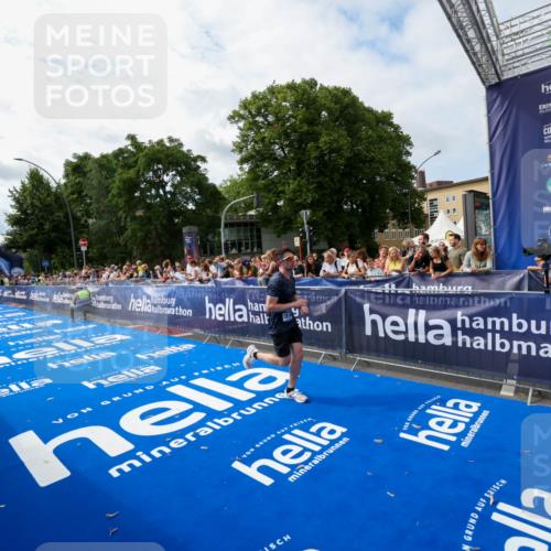 29.06.2025 - hella hamburg halbmarathon Zöllner http://msf.ph/oto/8408488 29.06.2025 10:18:01 Ziel 15166, 19072 meine-sportfotos.de