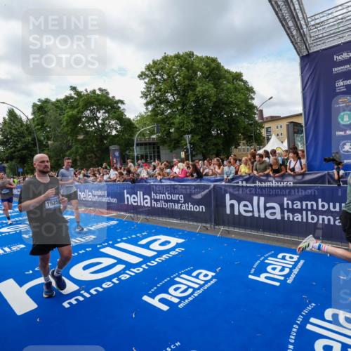 29.06.2025 - hella hamburg halbmarathon Zöllner http://msf.ph/oto/8408496 29.06.2025 10:43:15 Ziel 1675, 7026, 7093, 7451, 10251, 11177, 12153, 15255, 15706, 16314, 18304 meine-sportfotos.de