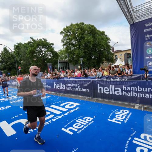 29.06.2025 - hella hamburg halbmarathon Zöllner http://msf.ph/oto/8408502 29.06.2025 10:43:15 Ziel 1675, 7026, 7093, 7451, 10251, 11177, 12153, 15255, 15706, 16314, 18304 meine-sportfotos.de
