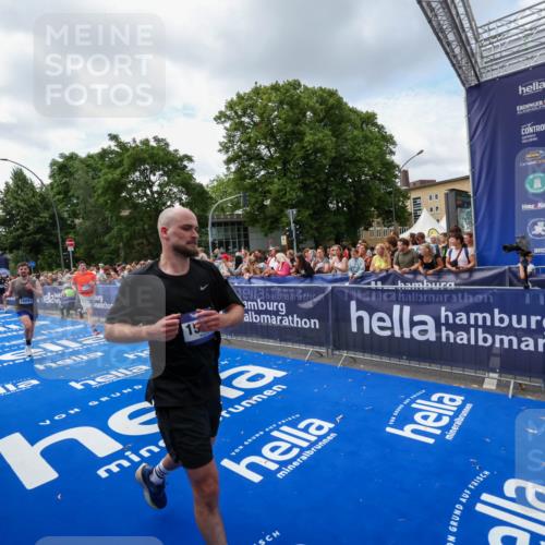 29.06.2025 - hella hamburg halbmarathon Zöllner http://msf.ph/oto/8408510 29.06.2025 10:43:15 Ziel 1675, 7026, 7093, 7451, 10251, 11177, 12153, 15255, 15706, 16314, 18304 meine-sportfotos.de