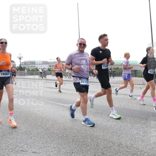 29.06.2025 - hella hamburg halbmarathon Lena Gebhardt http://msf.ph/oto/8408511 29.06.2025 10:50:43 Lombardsbrücke 18067, 20372, 15416, 16742, 1129, 1208, 1259, 1828, 1930, 2047, 2200, 2358, 2859, 3184, 3203, 3229, 3647, 3680, 3710, 3805, 3838, 3897, 4168, 4642, 4695, 4771, 4848, 4961, 5119, 5131, 6178, 6680, 7133, 7141, 7161, 7505, 7677, 7825, 7938, 8200, 8299, 8779, 8833, 8834, 8986, 9096, 9168, 9933, 10029, 10286, 10437, 10552, 10614, 10636, 10744, 11426, 11577, 11696, 12392, 12393, 13887, 14102, 14144, 14534, 14591, 14940, 15017, 15230, 15416 meine-sportfotos.de
