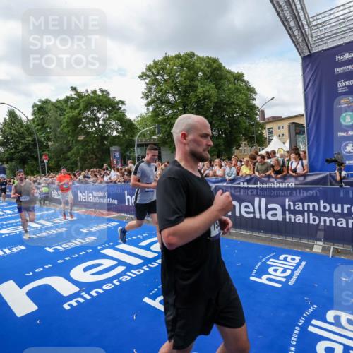 29.06.2025 - hella hamburg halbmarathon Zöllner http://msf.ph/oto/8408516 29.06.2025 10:43:16 Ziel 1675, 7026, 7093, 10251, 11177, 12153, 15255, 15706, 16314, 16997, 18304 meine-sportfotos.de