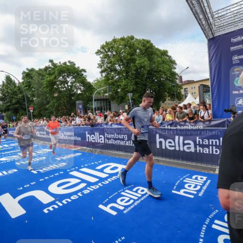 29.06.2025 - hella hamburg halbmarathon Zöllner http://msf.ph/oto/8408521 29.06.2025 10:43:16 Ziel 1675, 7026, 7093, 10251, 11177, 12153, 15255, 15706, 16314, 16997, 18304 meine-sportfotos.de