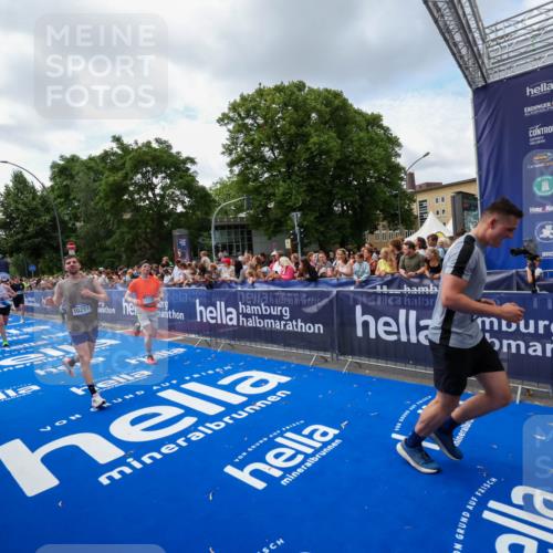 29.06.2025 - hella hamburg halbmarathon Zöllner http://msf.ph/oto/8408528 29.06.2025 10:43:16 Ziel 1675, 7026, 7093, 10251, 11177, 12153, 15255, 15706, 16314, 16997, 18304 meine-sportfotos.de