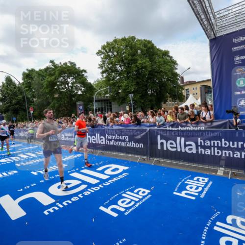 29.06.2025 - hella hamburg halbmarathon Zöllner http://msf.ph/oto/8408536 29.06.2025 10:43:16 Ziel 1675, 7026, 7093, 10251, 11177, 12153, 15255, 15706, 16314, 16997, 18304 meine-sportfotos.de