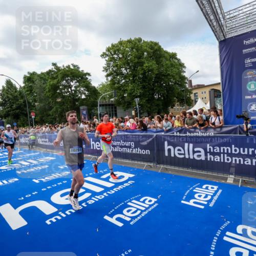 29.06.2025 - hella hamburg halbmarathon Zöllner http://msf.ph/oto/8408543 29.06.2025 10:43:17 Ziel 1675, 7026, 7093, 10099, 10251, 11177, 12153, 15706, 16314, 16997, 18304 meine-sportfotos.de