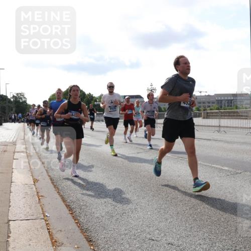 29.06.2025 - hella hamburg halbmarathon Lena Gebhardt http://msf.ph/oto/8408545 29.06.2025 09:49:56 Lombardsbrücke 18529, 1717, 8925, 7125, 494, 1343, 1445, 1615, 1675, 1800, 1803, 1975, 2324, 2415, 2573, 2750, 2949, 3136, 3282, 3431, 3530, 4148, 4303, 4318, 4425, 4528, 5248, 5409, 6095, 6123, 6682, 6704, 7035, 7229, 7495, 7774, 7796, 8370, 8465, 8629, 8925, 9264, 9265, 9294, 9296, 9686, 9711, 9914, 9979, 10680, 10894, 10930, 11765, 12327, 12540, 12554, 12839, 13141, 13457, 13800, 14077, 14204, 14359, 14374, 14560, 14629, 14688, 14789, 15094 meine-sportfotos.de